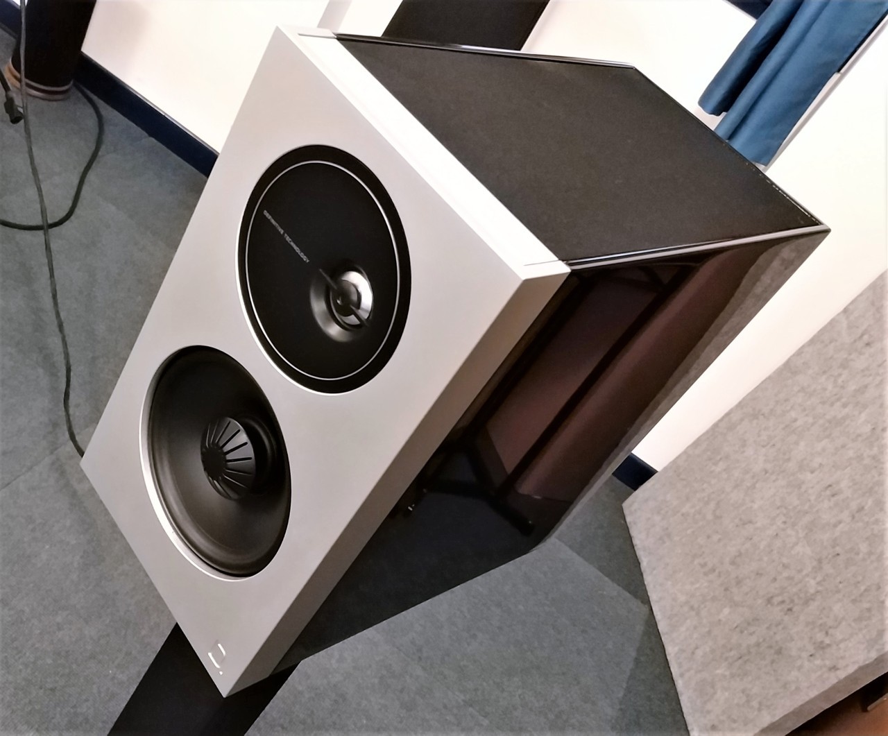 Cosa suona in saletta? Le nuove Definitive Technology. Audio Graffiti